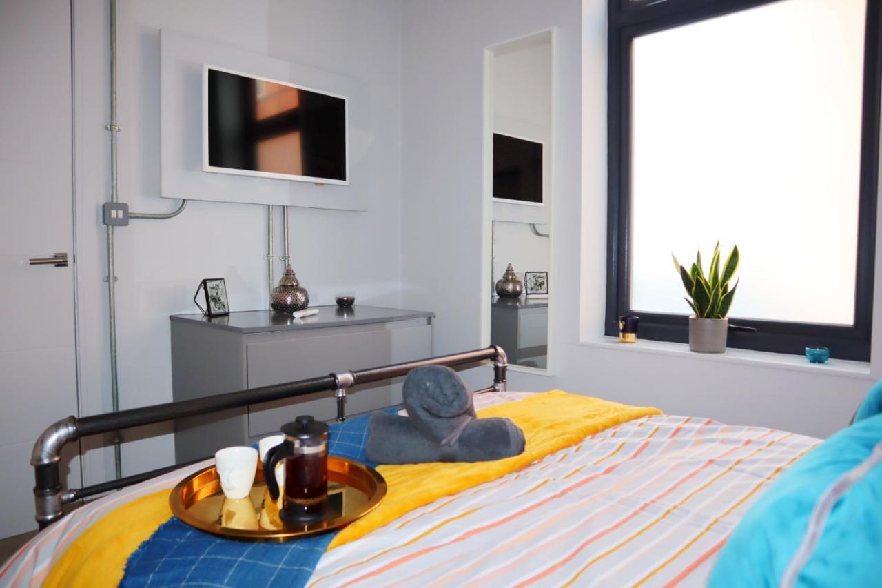 Trendy Urban Industrial Apartment - Great Location - Parking - Fast Wifi - Smart Tv - Beautiful 2 Double Bedroom Apartment Sleeps Up To 4! Борнмут Экстерьер фото