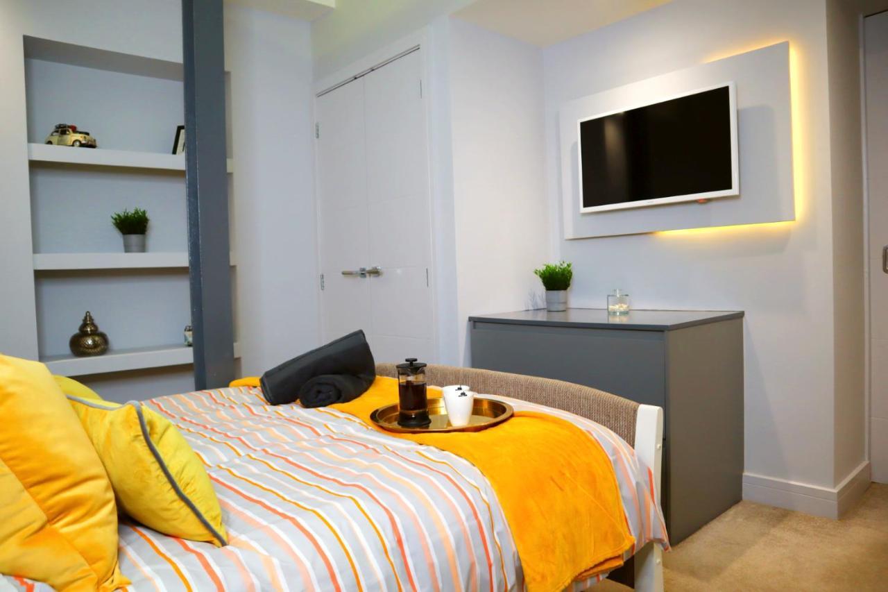 Trendy Urban Industrial Apartment - Great Location - Parking - Fast Wifi - Smart Tv - Beautiful 2 Double Bedroom Apartment Sleeps Up To 4! Борнмут Экстерьер фото