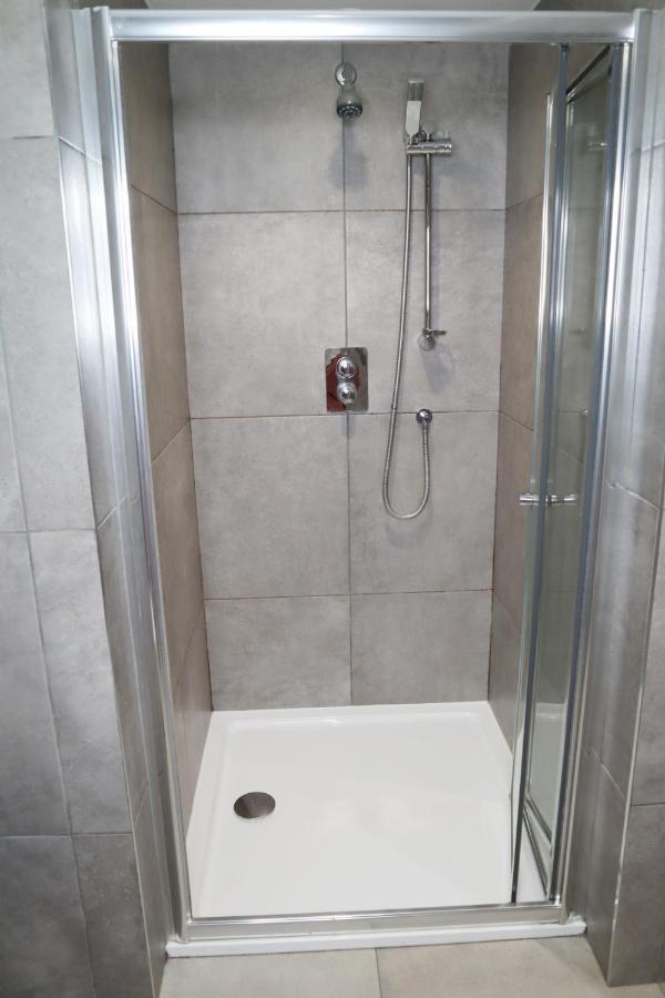 Trendy Urban Industrial Apartment - Great Location - Parking - Fast Wifi - Smart Tv - Beautiful 2 Double Bedroom Apartment Sleeps Up To 4! Борнмут Экстерьер фото