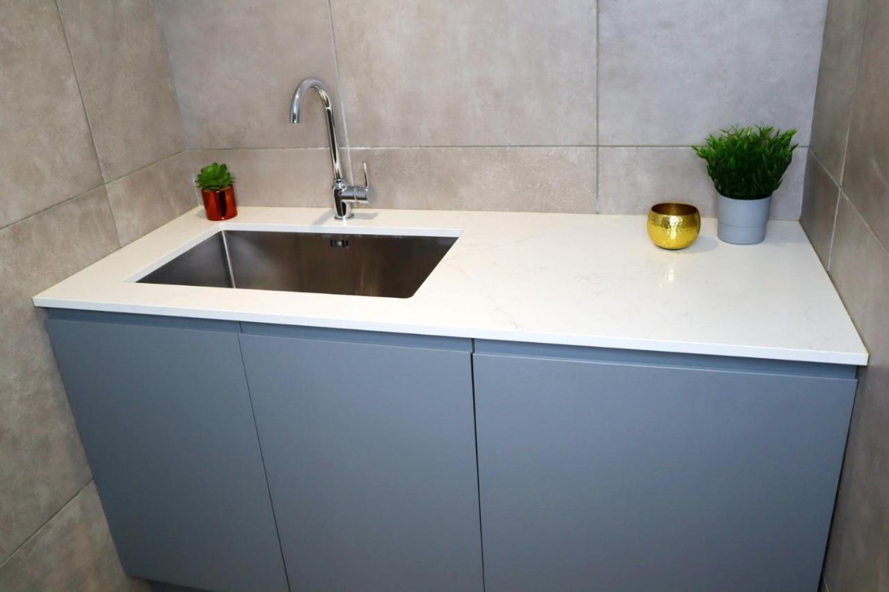 Trendy Urban Industrial Apartment - Great Location - Parking - Fast Wifi - Smart Tv - Beautiful 2 Double Bedroom Apartment Sleeps Up To 4! Борнмут Экстерьер фото