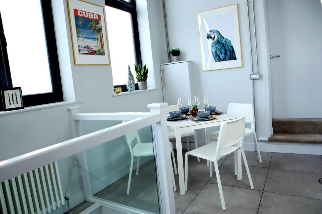 Trendy Urban Industrial Apartment - Great Location - Parking - Fast Wifi - Smart Tv - Beautiful 2 Double Bedroom Apartment Sleeps Up To 4! Борнмут Экстерьер фото